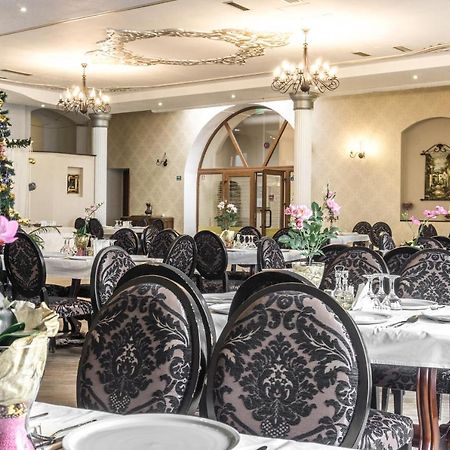 Hotel Ferdinand Haţeg Eksteriør bilde
