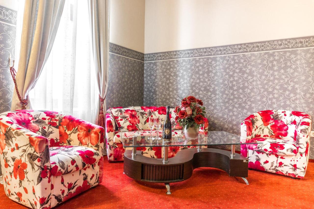 Hotel Ferdinand Haţeg Eksteriør bilde