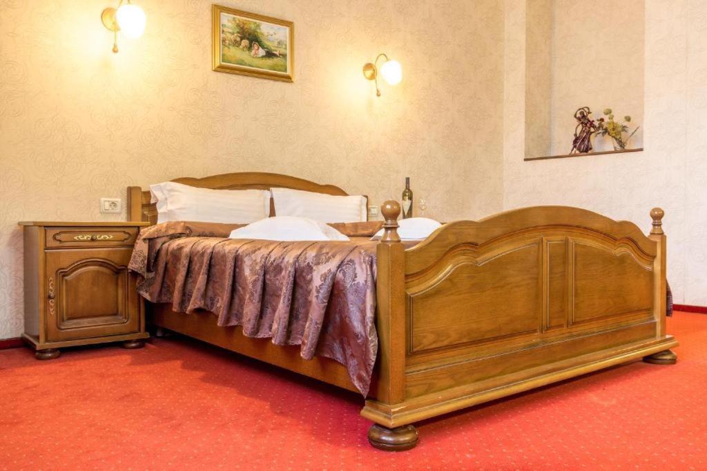 Hotel Ferdinand Haţeg Eksteriør bilde